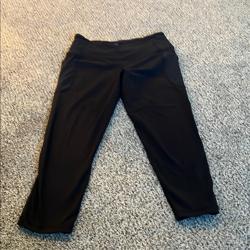 Victoria's Secret knockout Capri mesh pockets and sides Workout Leggings.